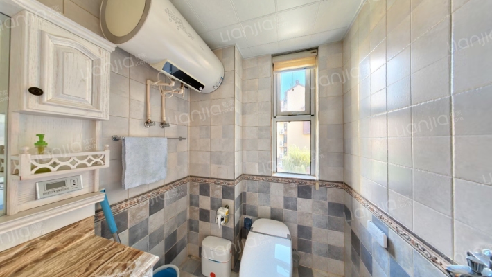 此房洋房，中间楼层，采光充足，房本满二-卫生间B