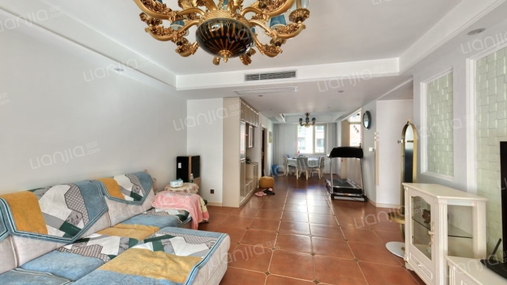 此房洋房，中间楼层，采光充足，房本满二-客厅