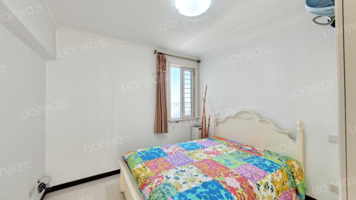 南北通透两居，自住标准精装修中间楼层，采光好-卧室A