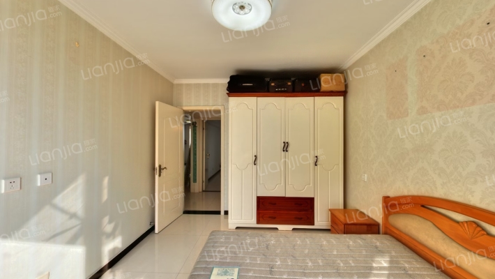 南北通透两居，自住标准精装修中间楼层，采光好-卧室B