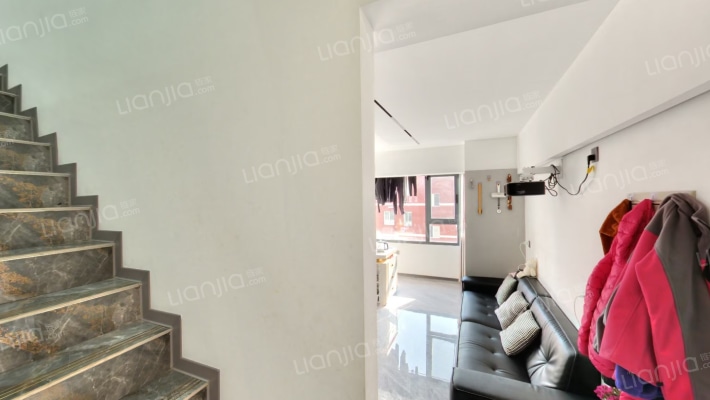 冠云路精装三居自住标准 带地下室-客厅