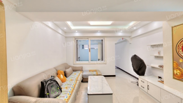 70年产权，居住，位置好，有房本，满二。-客厅