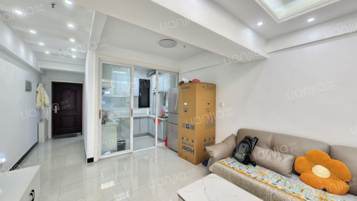 70年产权，居住，位置好，有房本，满二。-客厅