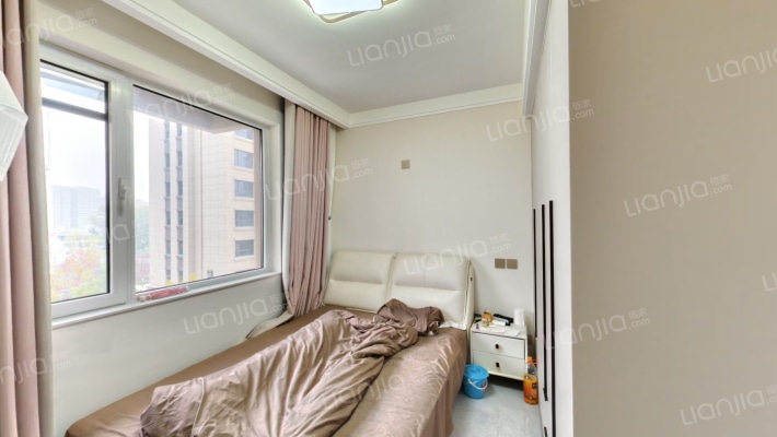 印象城大社区，南北通透三居室，有房本大产权-卧室C