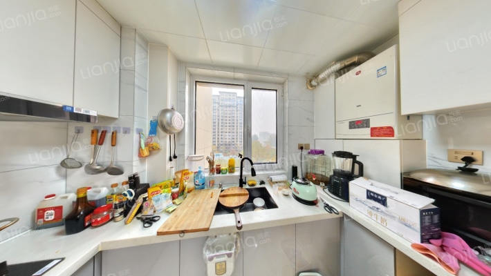 印象城大社区，南北通透三居室，有房本大产权-厨房