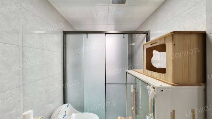 印象城大社区，南北通透三居室，有房本大产权-卫生间A