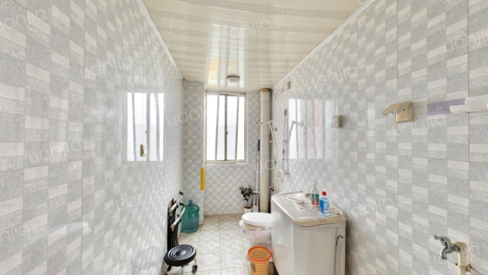 尊邸，南北通透格局，三阳开泰，精装修，拎包入住-卫生间A