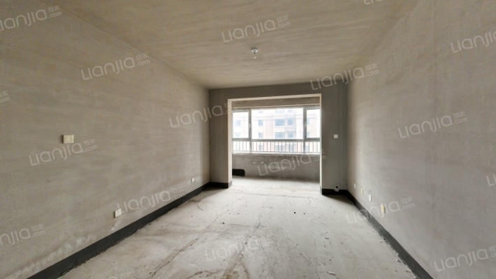 好楼层，采光好，全天都能进光，小区楼间距大，绿化高-客厅