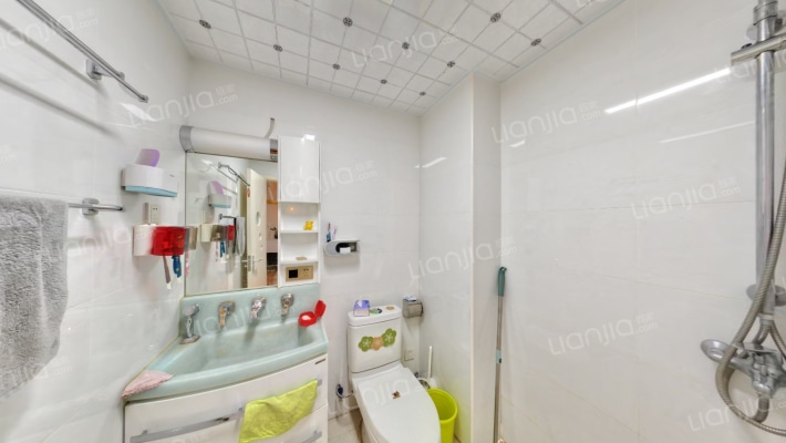 精装自住标准2居  无尾款  采光好-卫生间