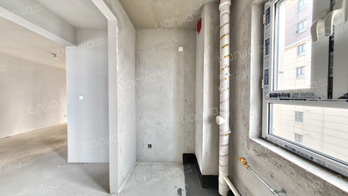 小区内有幼儿园，环境绿化好，一梯三户，可更名-厨房