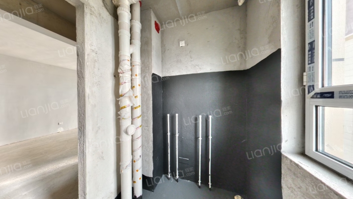 小区内有幼儿园，环境绿化好，一梯三户，可更名-卫生间