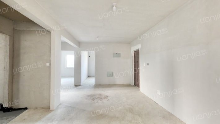 小区内有幼儿园，环境绿化好，一梯三户，可更名-客厅