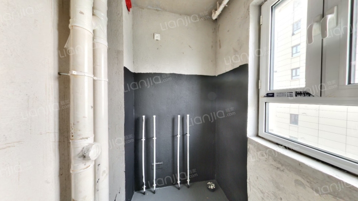 小区内有幼儿园，环境绿化好，一梯三户，可更名-卫生间