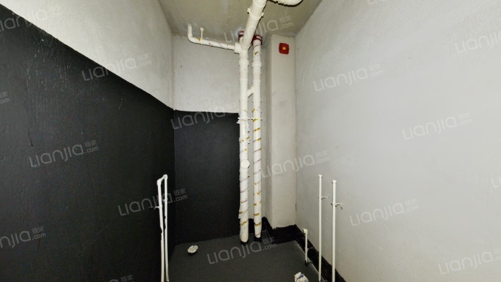 小区内有幼儿园，环境绿化好，一梯三户，可更名-卫生间