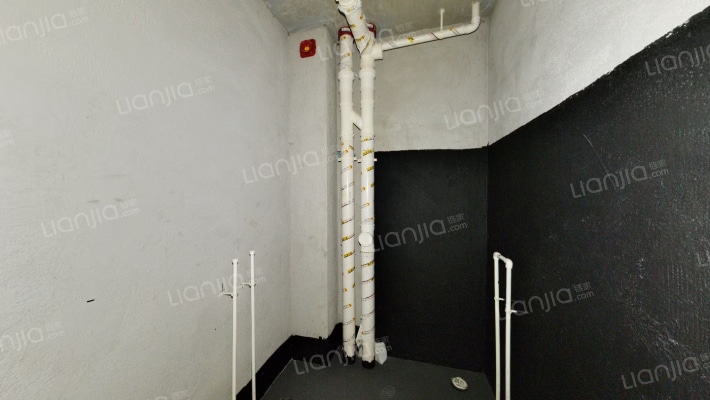 小区内有幼儿园，环境绿化好，一梯三户，可更名-卫生间