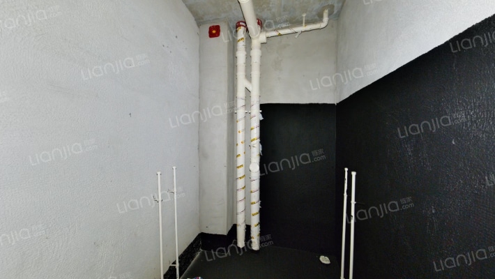 小区内有幼儿园，环境绿化好，一梯三户，可更名-卫生间