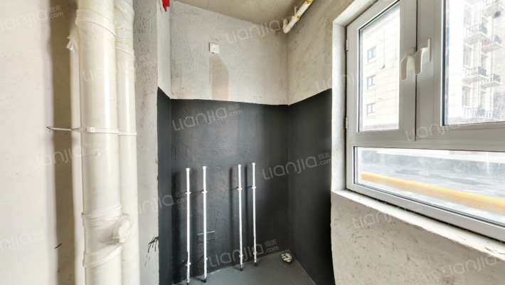 小区内有幼儿园，环境绿化好，一梯三户，可更名-卫生间