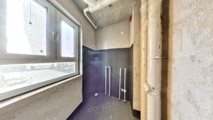 小区内有幼儿园，环境绿化好，一梯三户，可更名-卫生间