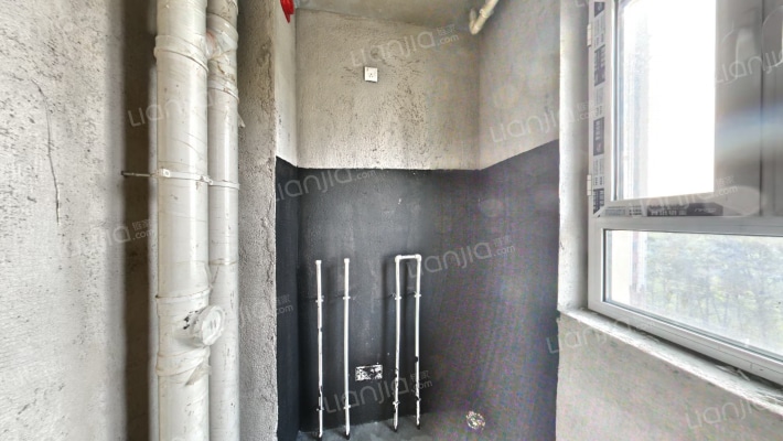 小区内有幼儿园，环境绿化好，一梯三户，可更名-卫生间