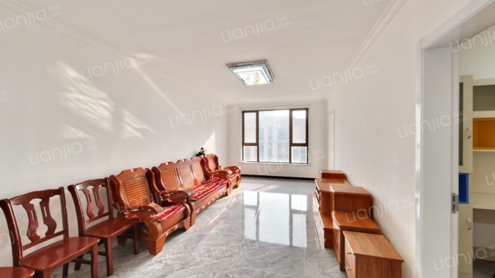 满五年唯一，精装修，拎包入住，全南小三居-客厅