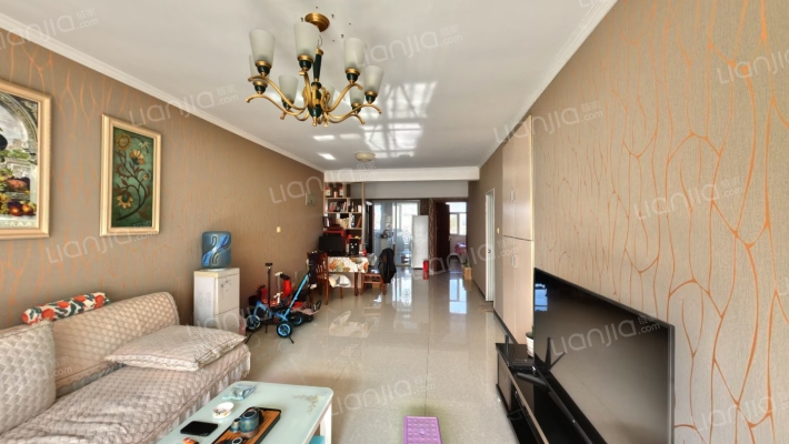 此房是总高11层的小高层，南北通透，户型方正-客厅