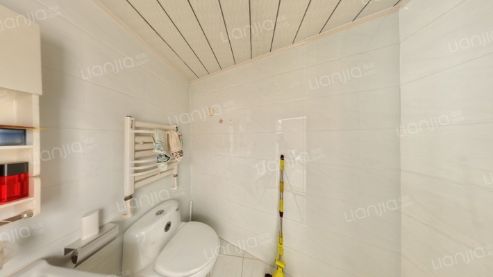 此房是总高11层的小高层，南北通透，户型方正-卫生间B