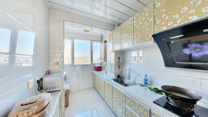 此房是总高11层的小高层，南北通透，户型方正-厨房