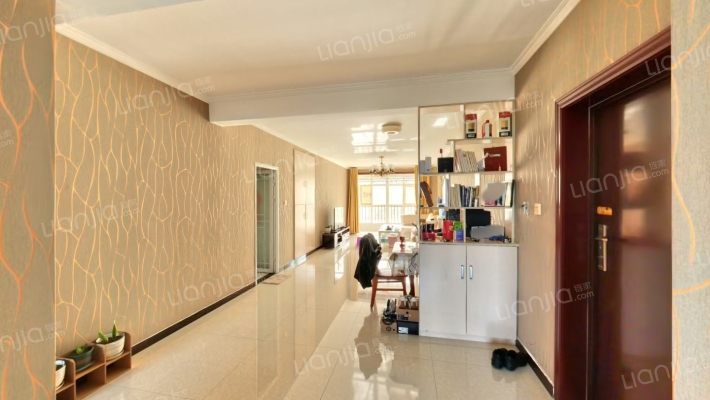 此房是总高11层的小高层，南北通透，户型方正-客厅