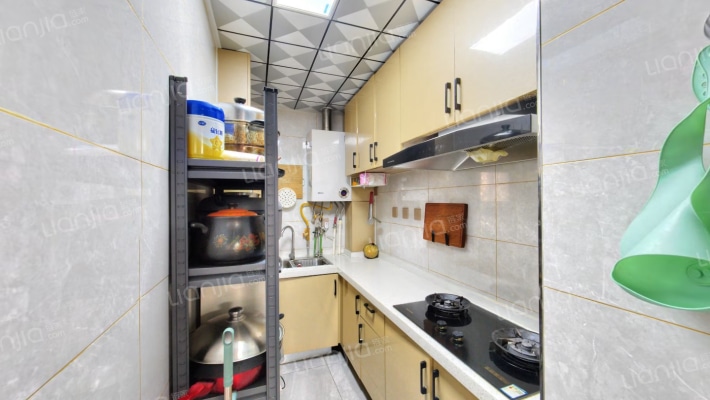 房主自住标准精装修，南北通透，房本满二，带地下室-厨房