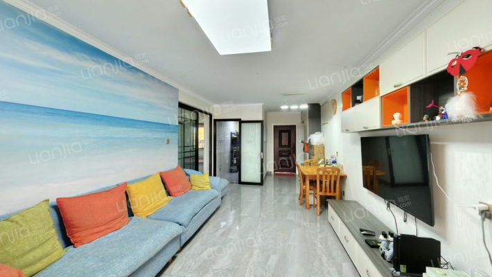 房主自住标准精装修，南北通透，房本满二，带地下室-客厅