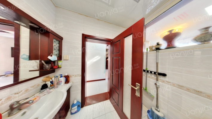 精装联排别墅，房本满五税费低，无遮挡采光好-卫生间A