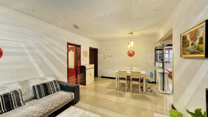 此房电梯房，中间楼层，精装修大两居。-客厅