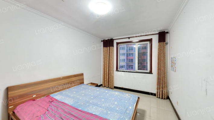 此房电梯房，中间楼层，精装修大两居。-卧室A