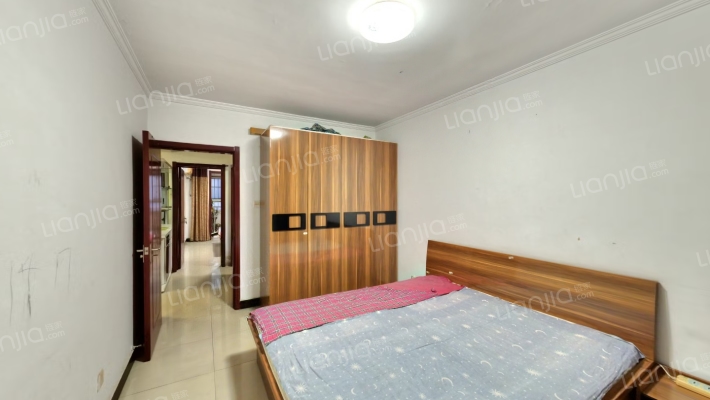 此房电梯房，中间楼层，精装修大两居。-卧室A