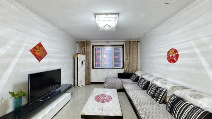 此房电梯房，中间楼层，精装修大两居。-客厅