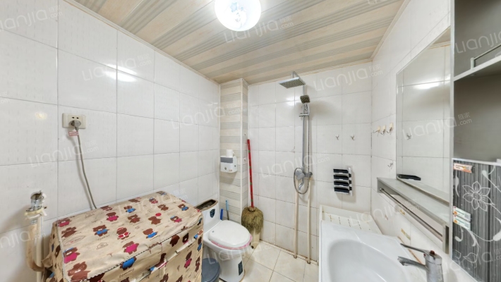 此房电梯房，中间楼层，精装修大两居。-卫生间