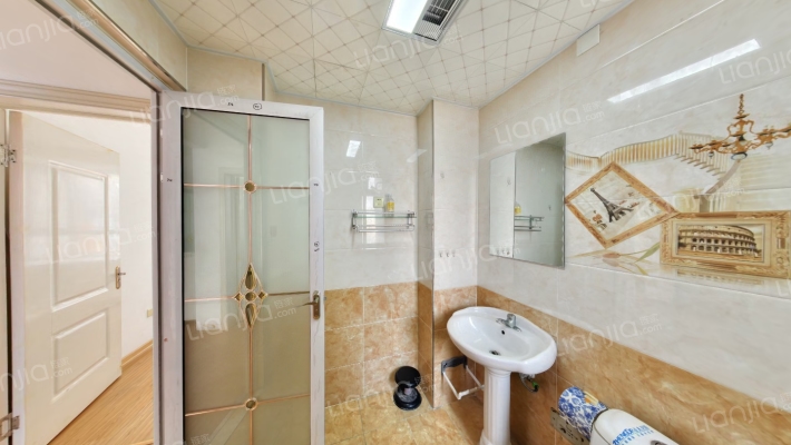 一梯两户，通透两居，简装，房本满二-卫生间