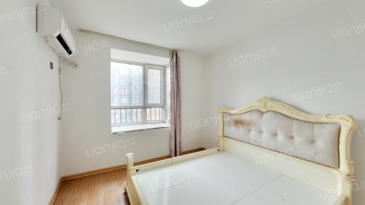 一梯两户，通透两居，简装，房本满二-卧室B