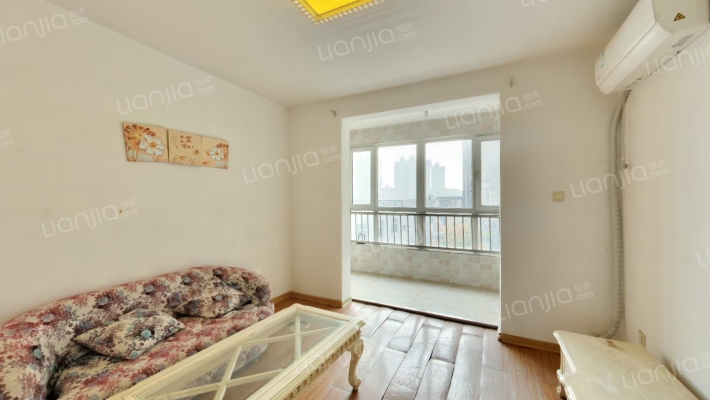 一梯两户，通透两居，简装，房本满二-客厅