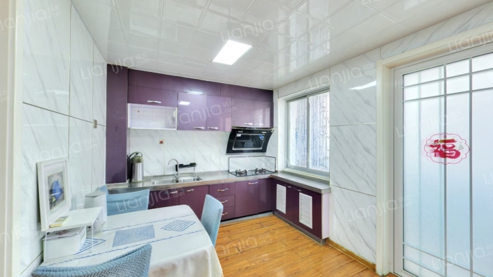 开发区范阳路南侧中间层三居适合三口之家-厨房