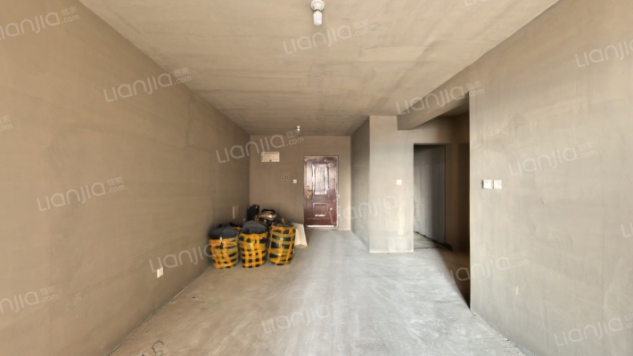 房本满五，全阳两居，小区环境优良-客厅