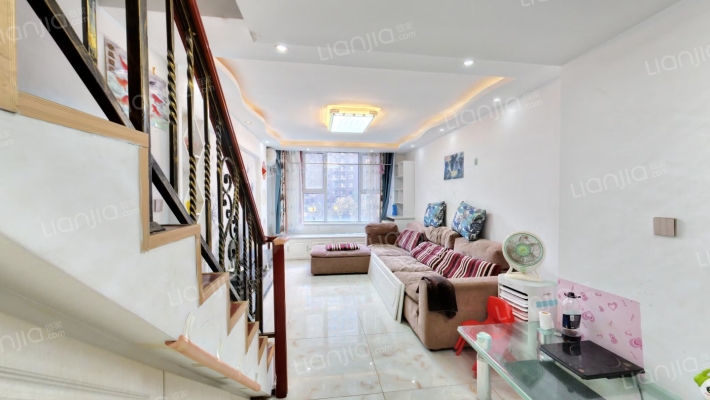 上下两层，动静分区，自住精装，房本满二-客厅