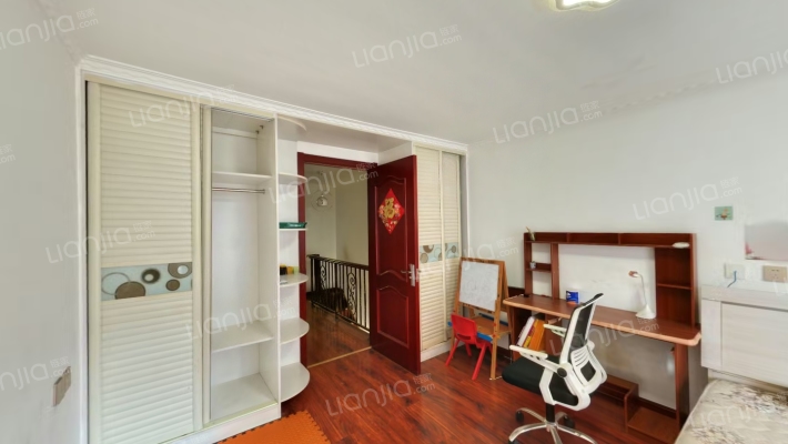 上下两层，动静分区，自住精装，房本满二-卧室A