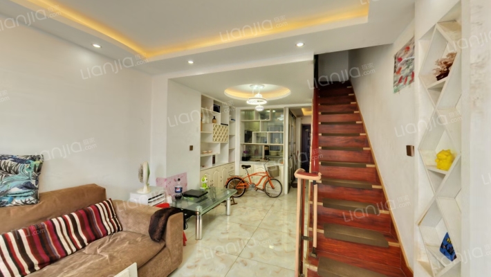 上下两层，动静分区，自住精装，房本满二-客厅