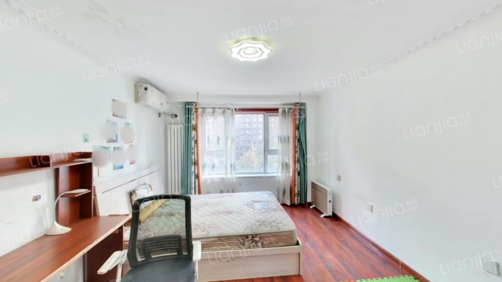 上下两层，动静分区，自住精装，房本满二-卧室A