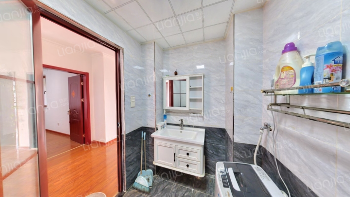 高铁新干线 3室1厅 南-卫生间