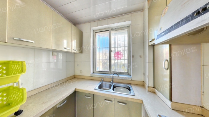 仙颐园，满五年，南北通透两居室，房本在手随时过户-厨房