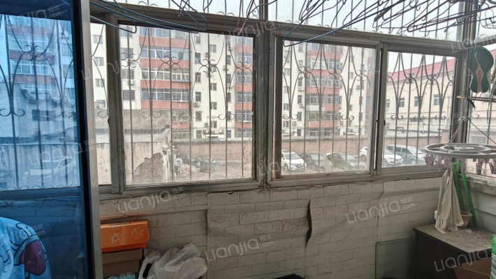 开发区，双语，低楼层，集中供暖三居-阳台