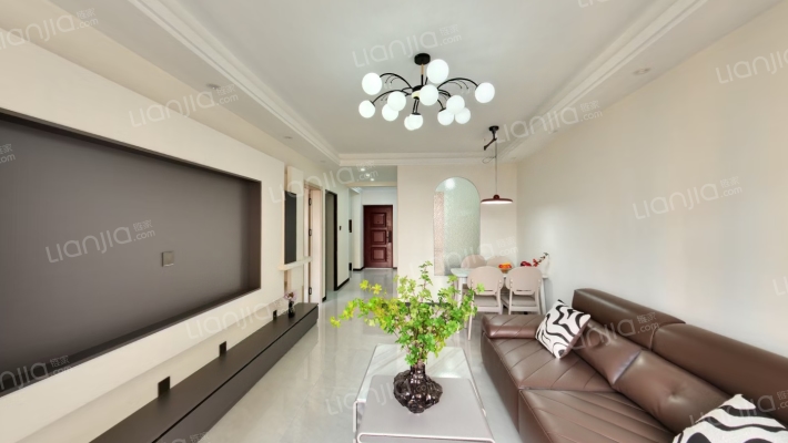 户型方正，中间楼层，花园小区，封闭管理-客厅