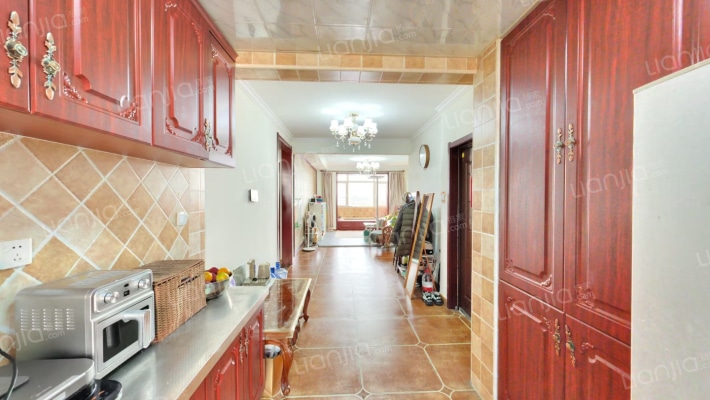 此房26年2月满五，精装修，采光好，视野好，看房方便-餐厅